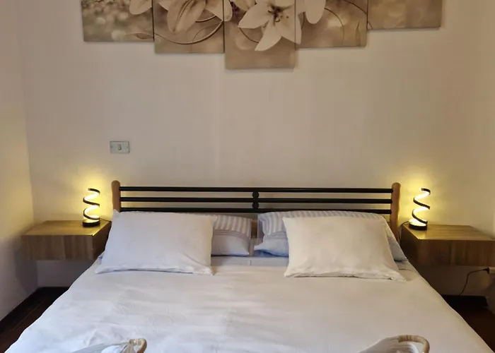 Lily Loggiadeifiori With Private Patio Near Station, Bus And Swiss Boarder